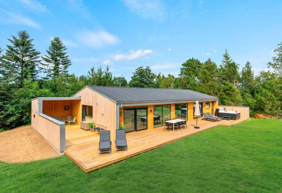 Luxuriöses Ferienhaus mit Aktivitätsraum, Außenwhirlpool und Außensauna in Ho