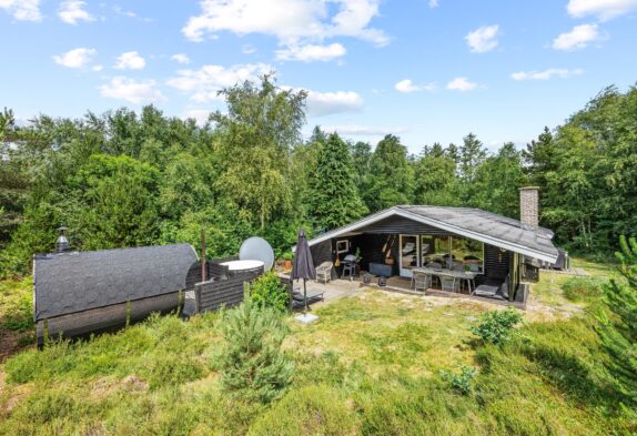 Sommerhus med udendørs vildmarksbad og sauna – 1 hund tilladt
