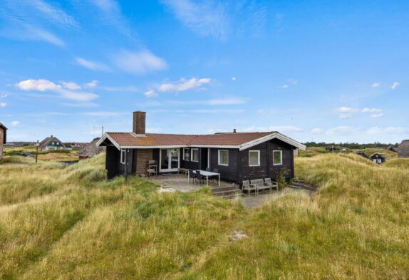 Charmerende sommerhus med skønne terrasser