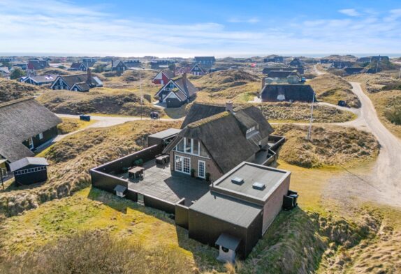 Moderne, stråtækt sommerhus i Fanø Bad