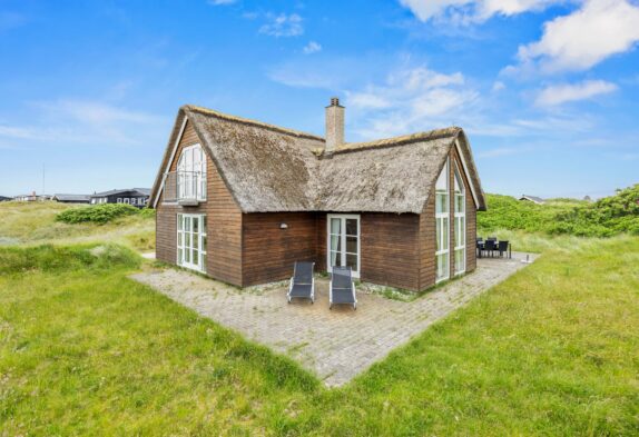 Schönes Reetdachhaus mit Sauna hinter den Dünen