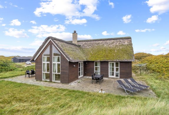 Schönes Reetdachhaus mit Sauna hinter den Dünen