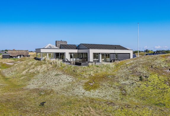 Moderne og lyst sommerhus med et rart udemiljø
