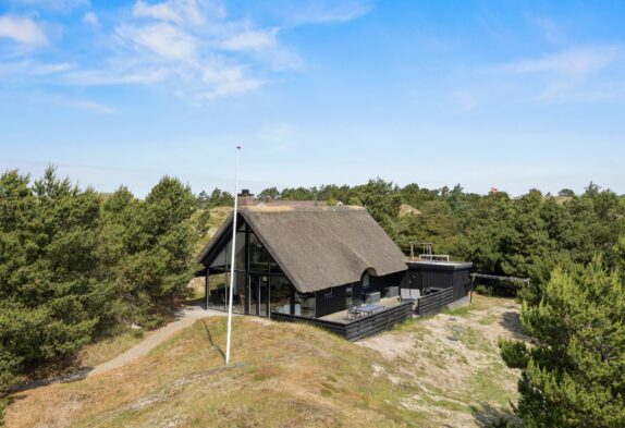 Indbydende sommerhus med elbil-ladestik på Fanø