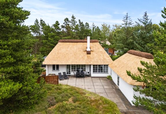 Idyllisk stråtækt sommerhus med indhegnet naturgrund på Rømø