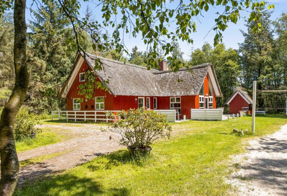 Ugenert, stråtækt sommerhus med saltvandspool på Rømø