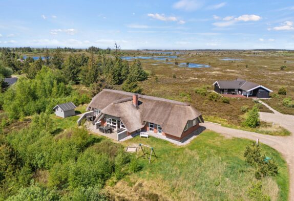 Stort og rummeligt poolhus med spa og sauna