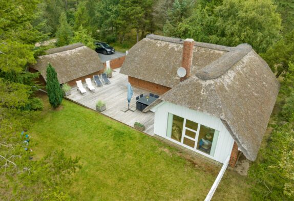 Gut ausgestattetes Ferienhaus mit Wintergarten und Sauna in ruhiger Lage