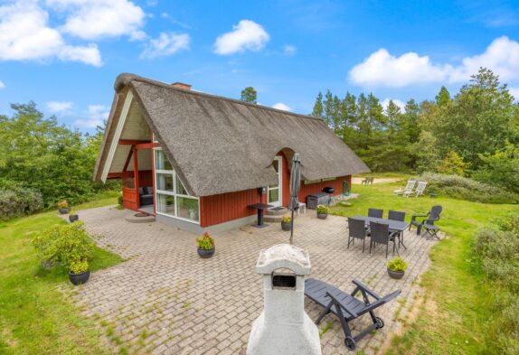 Holzhaus mit Whirlpool, Beachvolleyball und großer Terrasse  