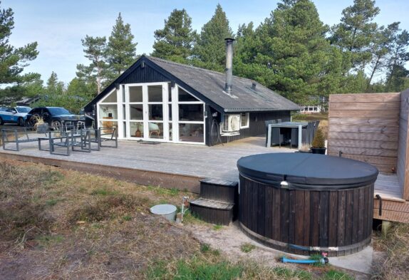 Modernes Ferienhaus mit Badetonne auf Rømø