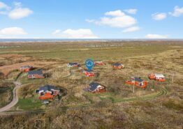 Charmerende træsommerhus med skøn beliggenhed