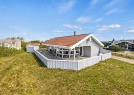 Traditionelt og strandnært sommerhus med spa og sauna