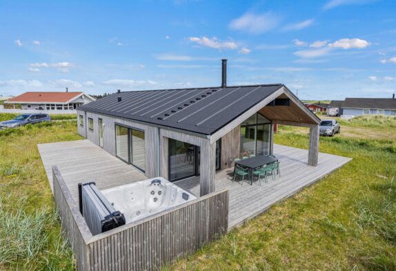 Modernes Ferienhaus mit außen Whirlpool und Dusche auf Rømø