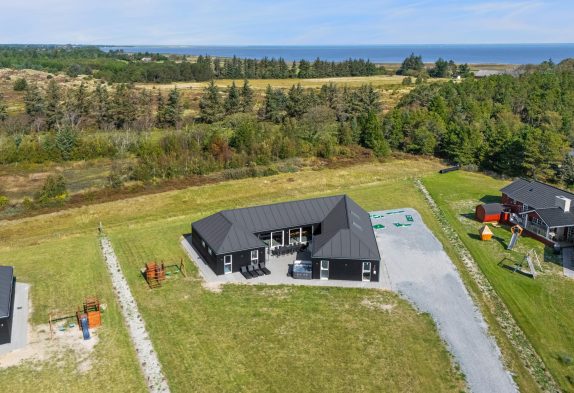 Moderne sommerhus til 18 personer med pool og 3 badeværelser