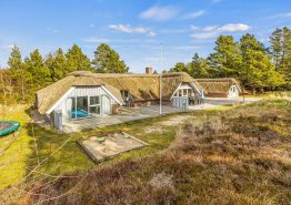 Stråtækt feriehus med pool og spa