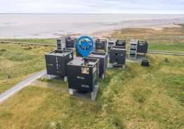 Modernes Ferienhaus mit Whirlpool auf der Dachterrasse