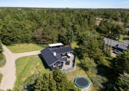 Strandnahes Ferienhaus mit Außenwhirlpool und schöner Terrasse