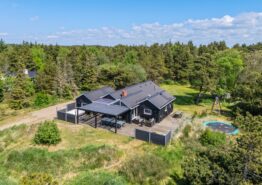 Modernes Poolhaus mit Sauna und Whirlpool