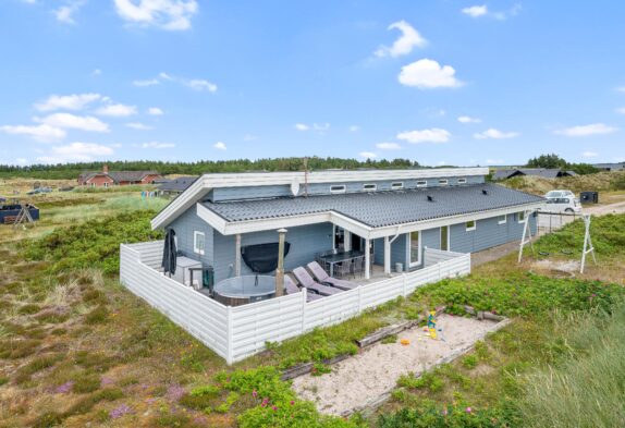 Helles Ferienhaus mit Whirlpool, Sauna und Badetonne