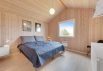 Træsommerhus med skønne terrasser og carport, tæt på havet (billede 15)