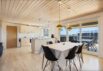 Træsommerhus med skønne terrasser og carport, tæt på havet (billede 11)