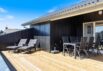 Træsommerhus med skønne terrasser og carport, tæt på havet (billede 28)