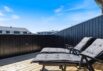 Træsommerhus med skønne terrasser og carport, tæt på havet (billede 30)