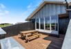 Træsommerhus med skønne terrasser og carport, tæt på havet (billede 32)