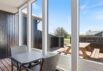 Træsommerhus med skønne terrasser og carport, tæt på havet (billede 35)