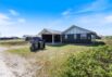 Træsommerhus med skønne terrasser og carport, tæt på havet (billede 40)