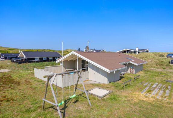 Strandnært sommerhus på Arvidvej med spabad og sauna