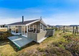 Feriehus tæt på strand og med skøn lukket terrasse