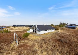 Klassisk sommerhus til 6 personer med spabad og sauna. Kat. nr.:  A1323, P Chr Dahls Vej 5;