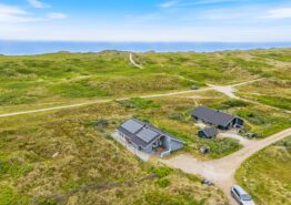 Klassisk sommerhus til 6 personer kun 75 meter fra Vesterhavet. Kat. nr.:  A1361, Arvidvej 90;