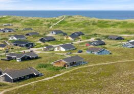 Moderne og rummeligt sommerhus tæt på stranden