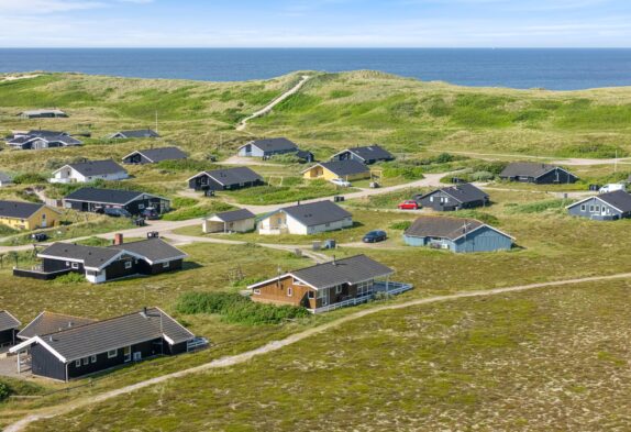 Moderne og rummeligt sommerhus tæt på stranden