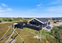 Hyggeligt retro-sommerhus med vildmarksbad og udebruser