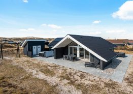 Hyggeligt feriehus til 8 personer med udespa i Bjerregård