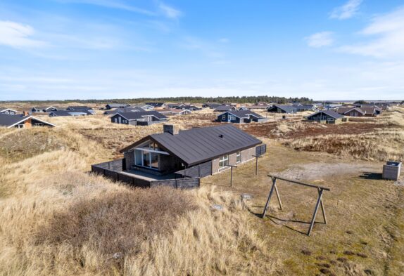 Strandnært sommerhus med brændeovn og lukket terrasse