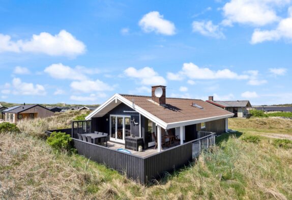 Flot strandnært sommerhus med sauna og hund