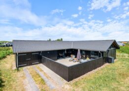 Dejligt sommerhus med lukket solgård tæt på stranden