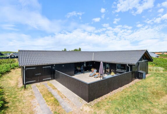 Schönes Ferienhaus mit geschl. Terrasse nahe am Strand