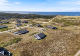 Naturskønt sommerhus med overdækket terrasse i Bjerregård