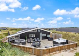Renoveret, strandnært feriehus med udespa