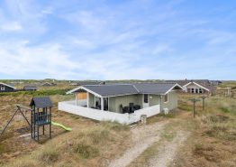 Feriehus med stor terrasse på naturgrund ved Vesterhavet