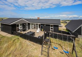 Gemütliches Ferienhaus in Bjerregård mit geschlossener Terrasse
