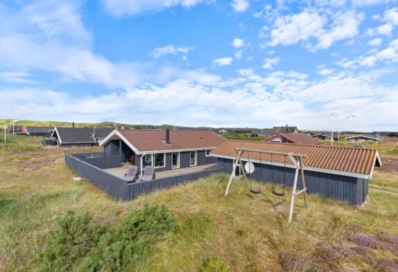 Gepflegtes Sommerhaus mit schöner Terrasse und Anbau