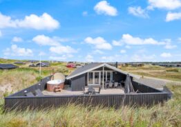 Strandnahes Ferienhaus mit Badetonne und Sauna, Hunde erlaubt. Kat. nr.:  AA1015, Arvidvej 340;