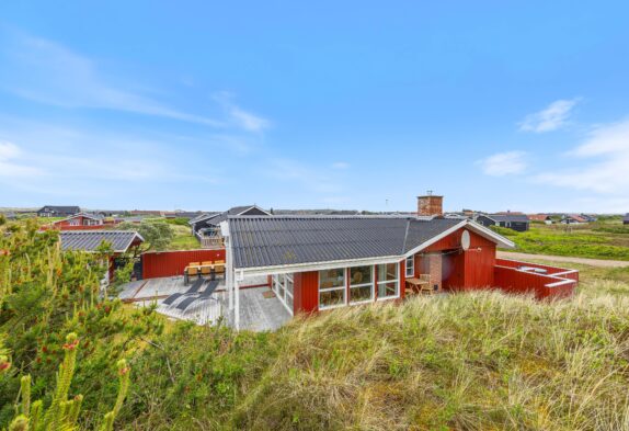 Velholdt, strandnært sommerhus i Bjerregård med brændeovn