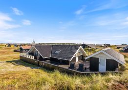 Strandnahes Ferienhaus mit Kamin in Bjerregård